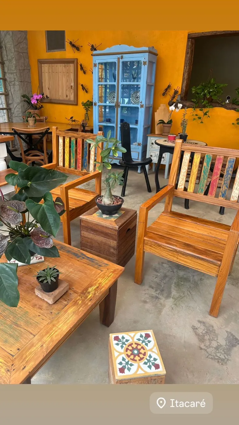 Sala de estar com móveis de madeira e parede amarela