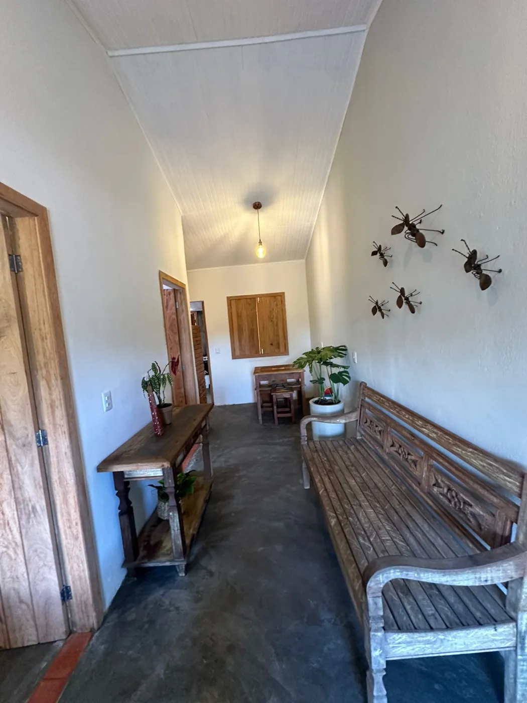 Hall de entrada com banco de madeira