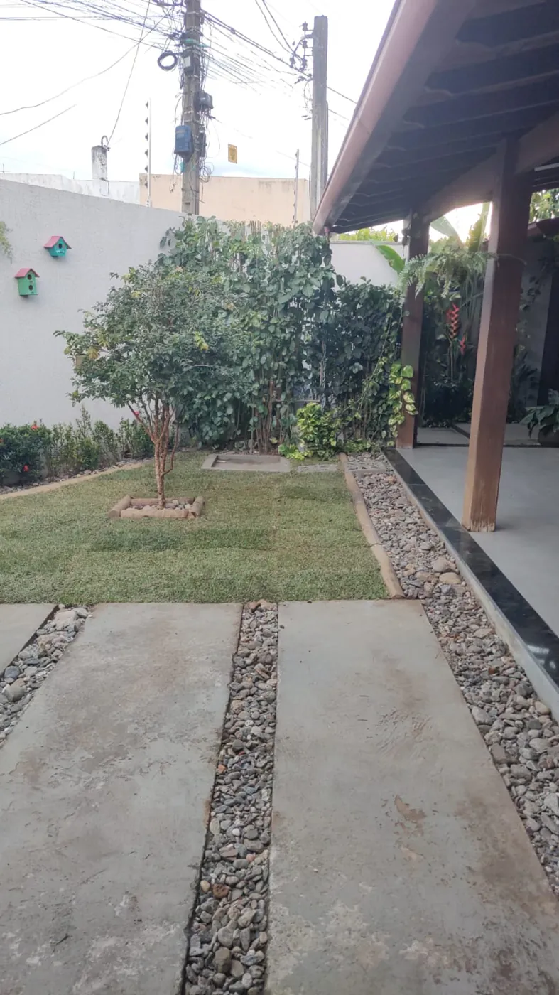 Caminho de placas de concreto com faixas de seixos